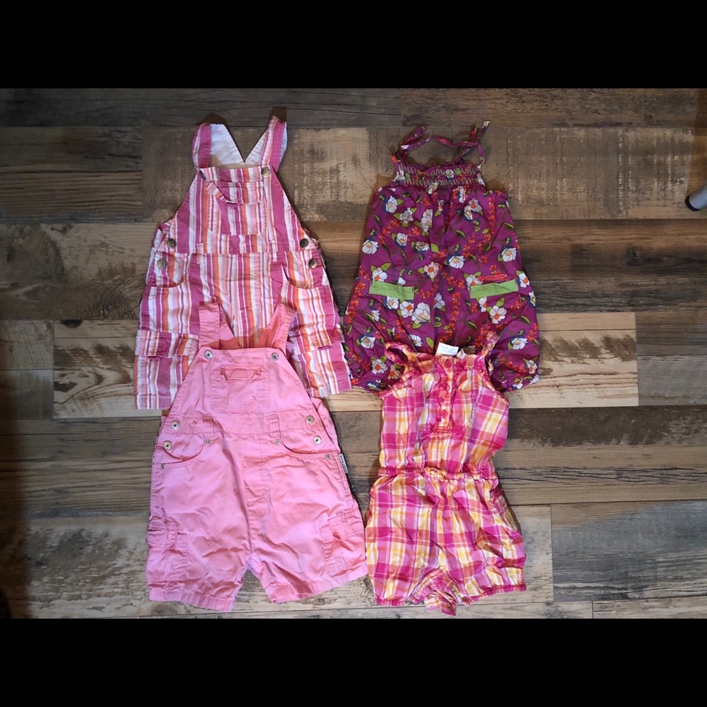 12 month 2 overalls and 2 jumpers.